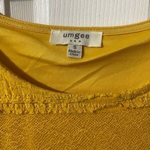 Umgee woman’s Mustard Textured Blouse Sz S in EUC